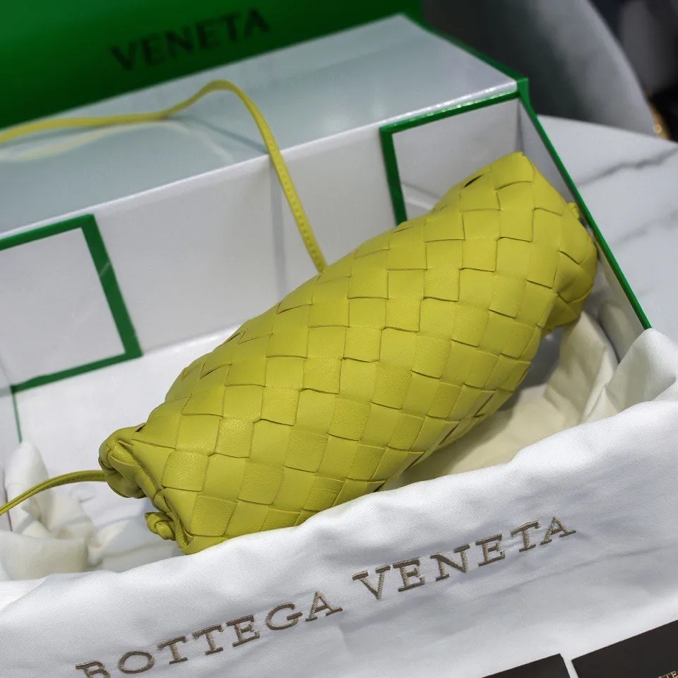 Batch 1260 Real shot👇2020 New colors on Xiaoyunduo Authentic Italian original Bottega Veneta This Pouch clutch bag is one of the first designs created by designer Daniel in BV. It has a simple soft silhouette bag body without any unnecessary decoration. It has a very elegant and high-end texture when you hold it casually in your hand. The more you look at it, the more you will be fascinated by it. Counter quality size: 22*12.7cm (Xiao Yunduo rough weaving)